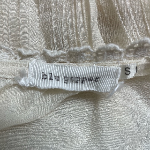 Romantic Cream Blouse - Picture 5 of 5